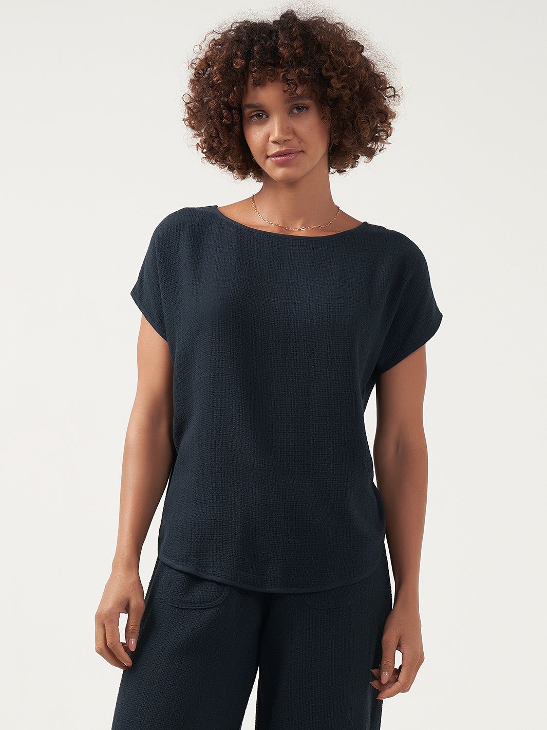 Model is wearing Casa Linen Blend Top in charcoal