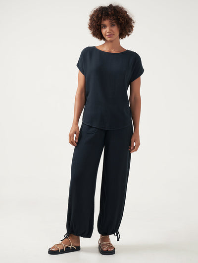 Model is wearing Casa Linen Blend Top in charcoal