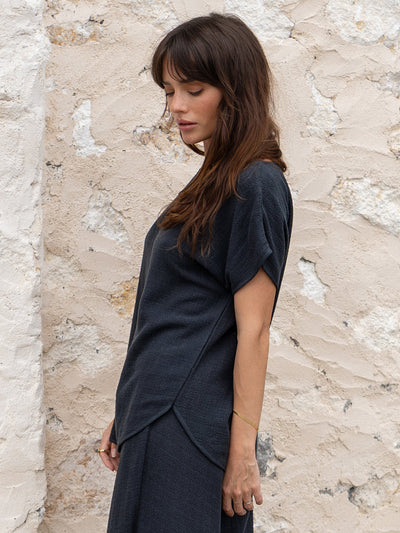 Model is wearing Casa Linen Blend Top in Charcoal