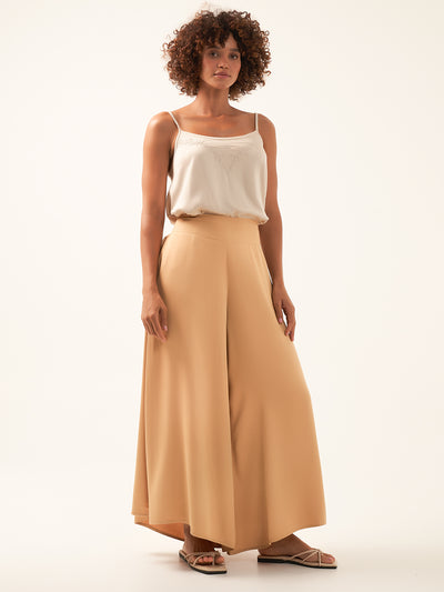 Model wears Palazzo Ecovero™ Pants in Camel